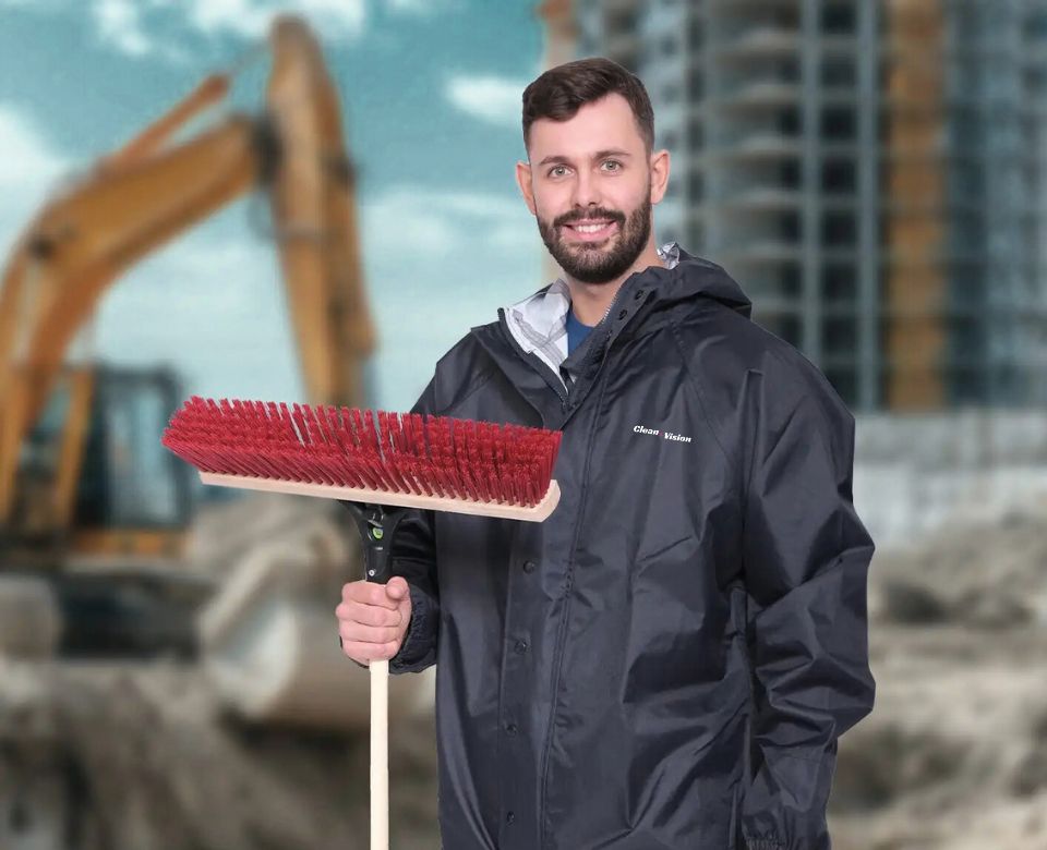 Ein Mitarbeiter der CleanVision Baureinigung Köln auf einer Baustelle