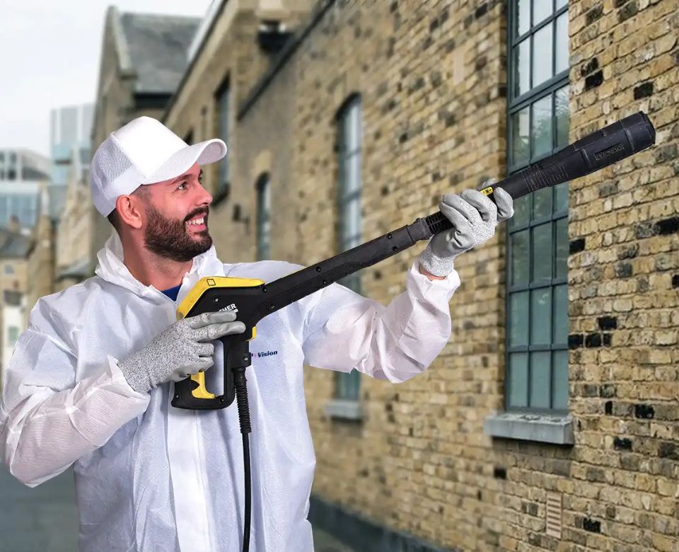 Ein Mitarbeiter der CleanVision Fassadenreinigung Köln