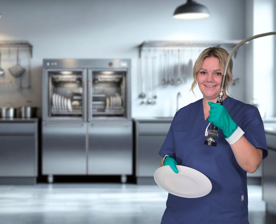 Eine Mitarbeiterin von CleanVision bem Spüldienst in Köln