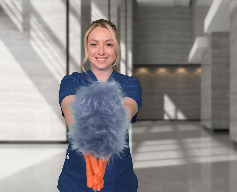 Eine Mitarbeiterin der CleanVision Unterhaltsreinigung Köln